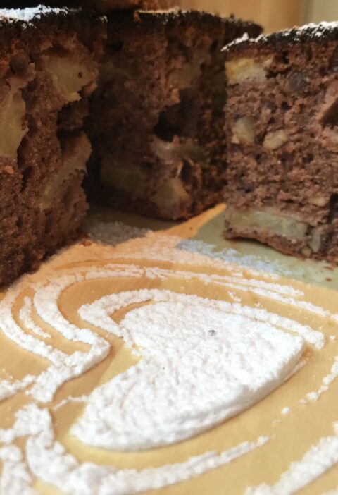 bizcocho de chocolate con manzana como hacer postre facil y rapido