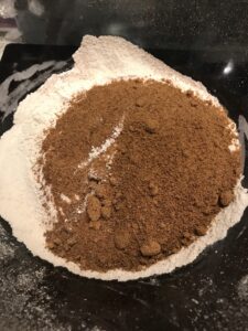 Al tamizar la harina se van a conseguir unos resultados que, posteriormente, cuando acabemos la receta, se van a notar en el efecto final del bizcocho, pan, masa, tarta o cualquier otro plato que realicemos. En primer lugar, tamizar la harina va a hacer que se eliminen aquellas impurezas o partículas, evitando que aparezcan grupos en la masa que vamos a cocinar.