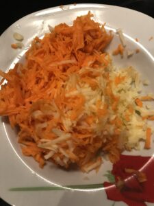 manzana y zanahoria rallada