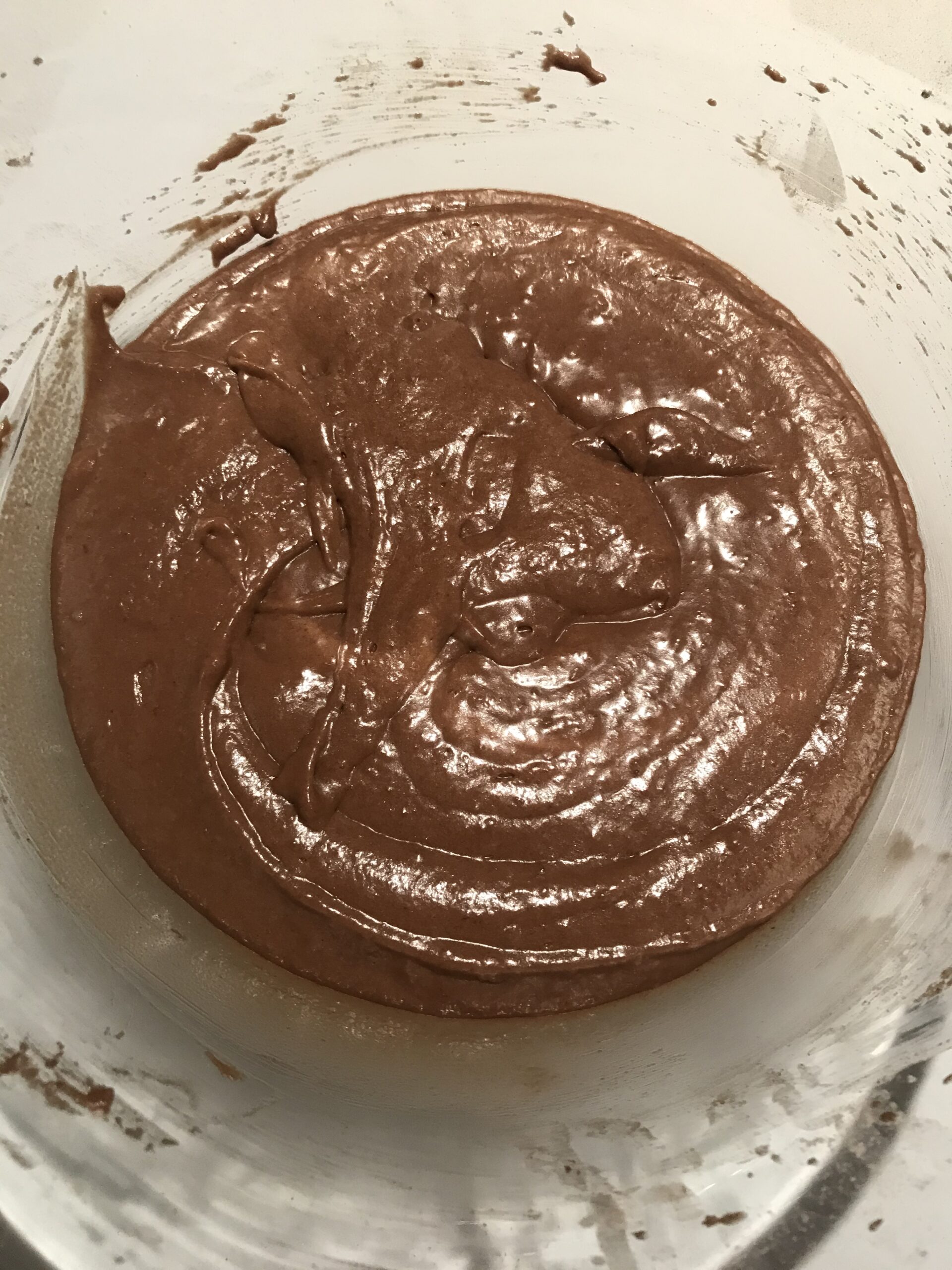 bizcocho de chocolate con agujero