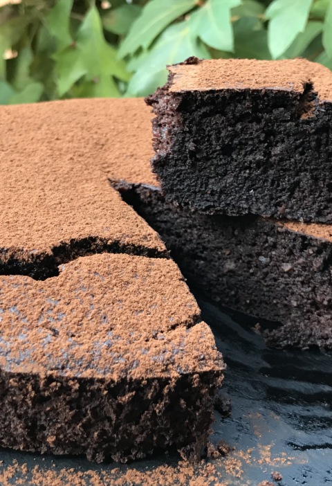 bizcocho con cacao puro sin harina y sin azucar, sin gluten, platano, datiles, harina de almendras