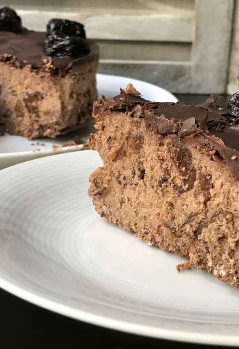 tarta de queso mascarpone y chocolate con ciruelas pasas, pastel borracho, tarta sin azucar, postres saludables, sin harina