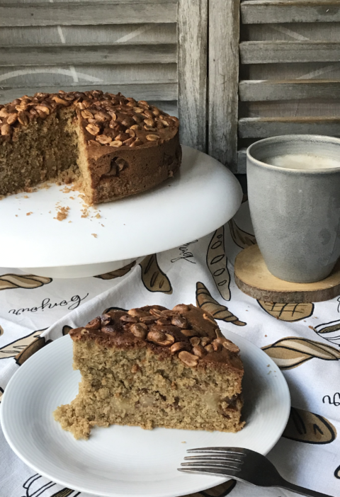 bizcocho de harina de avena y crema de cacahuete con manzana, sin azucar, postres saludables, fit, merienda, facil y rapido
