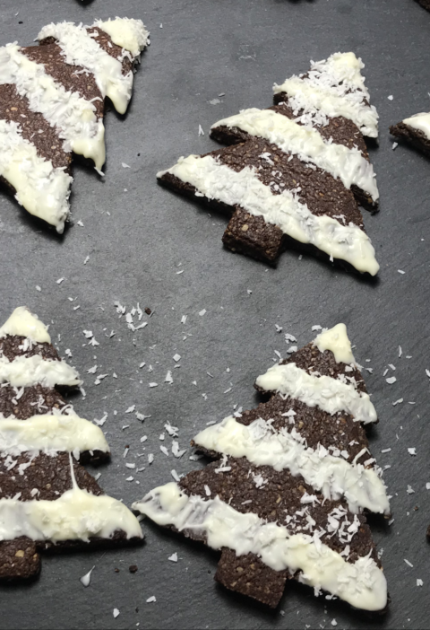 galletas de navidad, galletas de jengibre sin harina sin azucar, sin gluten, keto, bajo en carbohidratos, frutos secos