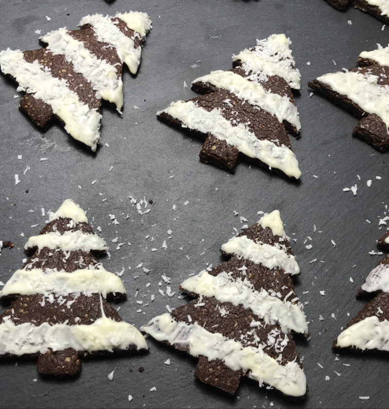 galletas de navidad, galletas de jengibre sin harina sin azucar, sin gluten, keto, bajo en carbohidratos, frutos secos