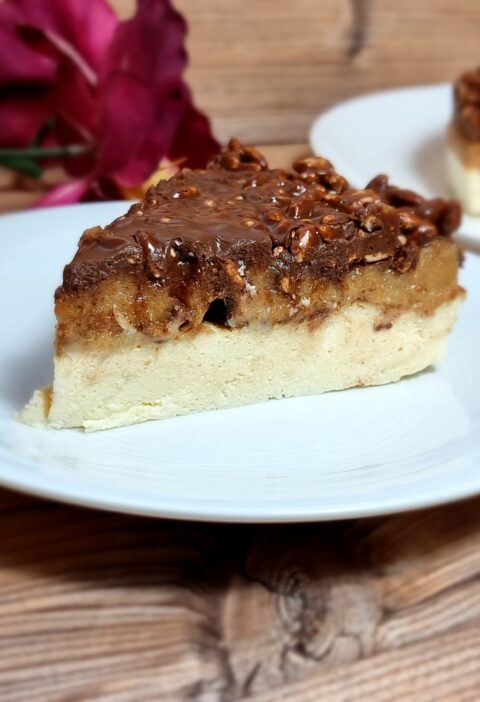 tarta de queso fresco batido sin gluten, sin azucar, sin harina, con chocolate y mantequilla de cacahuete