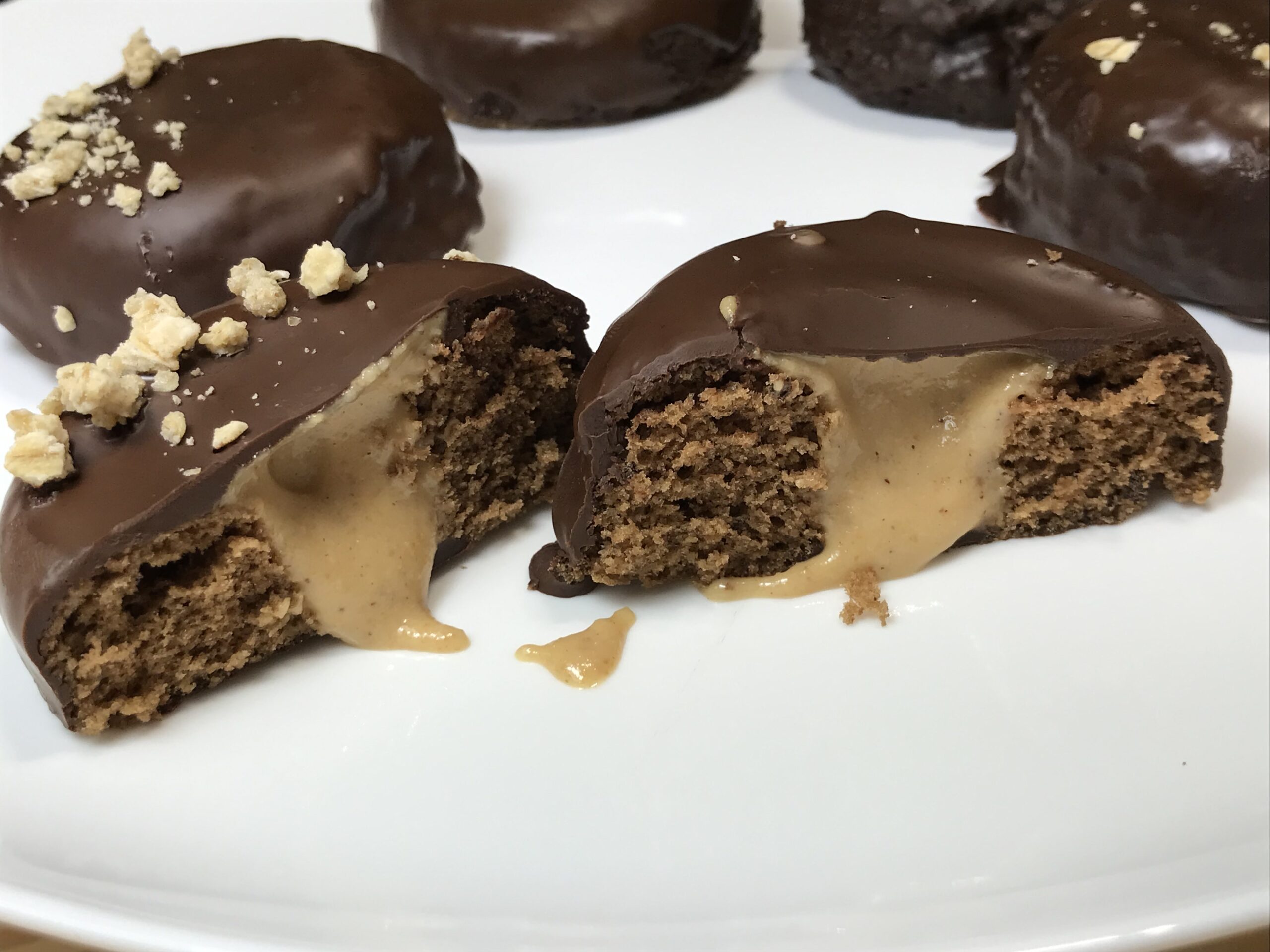 donuts de avena al microondas rellenos de crema con chocolate y avellanas